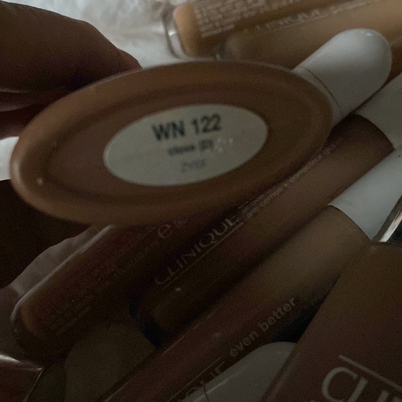 Clinique Even Better GLOW light reflecting broad spectrum WN122 Clove  (disc) - Picture 3 of 3